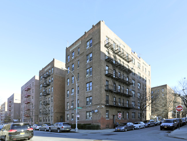 8921 153rd St in Jamaica, NY - Foto de edificio - Building Photo