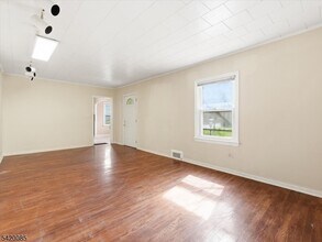 95 Sycamore Ave in Livingston, NJ - Building Photo - Building Photo