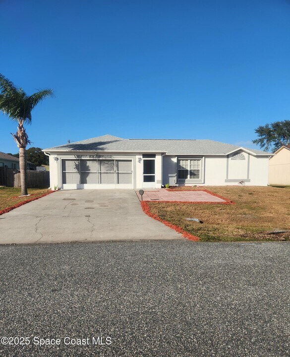 2113 Greyfield St NE in Palm Bay, FL - Building Photo