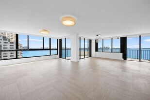 520 Brickell Key Dr in Miami, FL - Building Photo