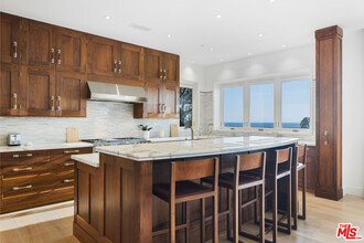 1347 Palisades Beach Rd in Santa Monica, CA - Building Photo - Building Photo