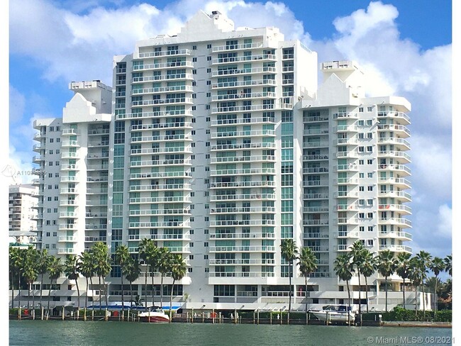 5900 Collins Ave, Unit 1580 in Miami Beach, FL - Building Photo - Building Photo