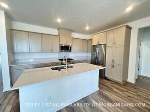 8205 W Grey Alder Dr in Eagle, ID - Foto de edificio - Building Photo