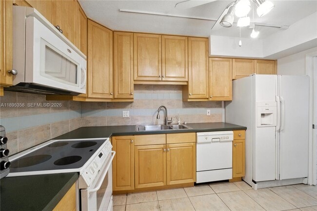 property at 3850 Oaks Clubhouse Dr