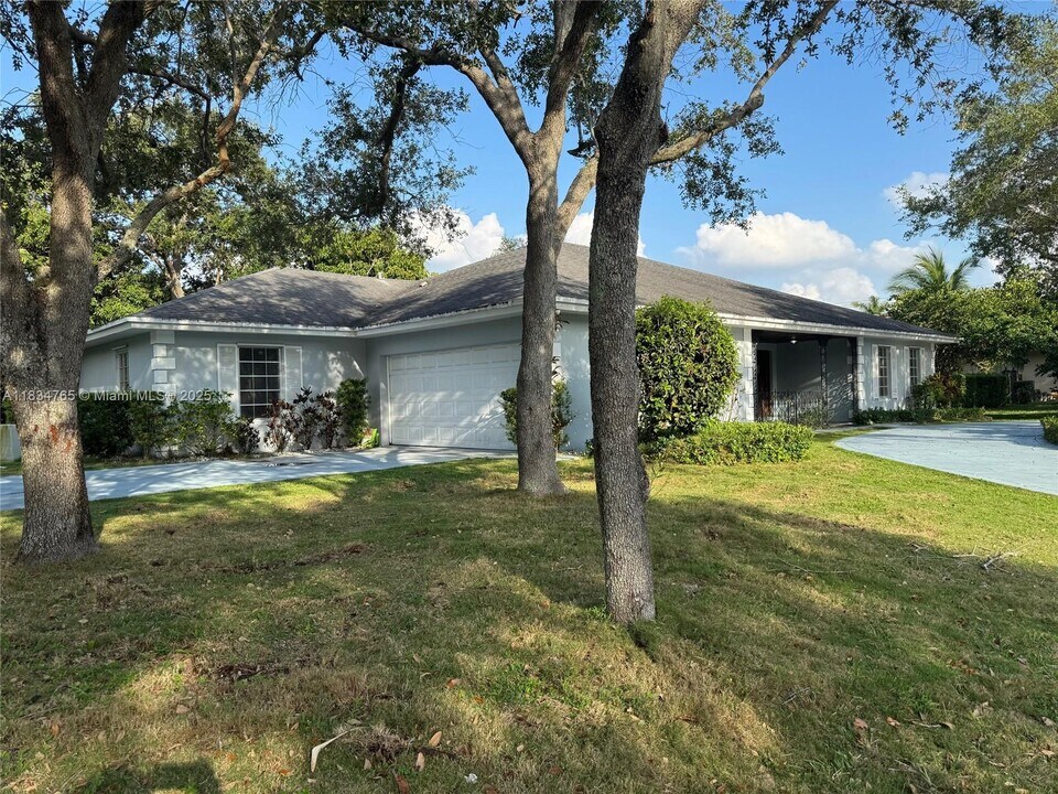 13501 SW 104th Ave in Miami, FL - Building Photo
