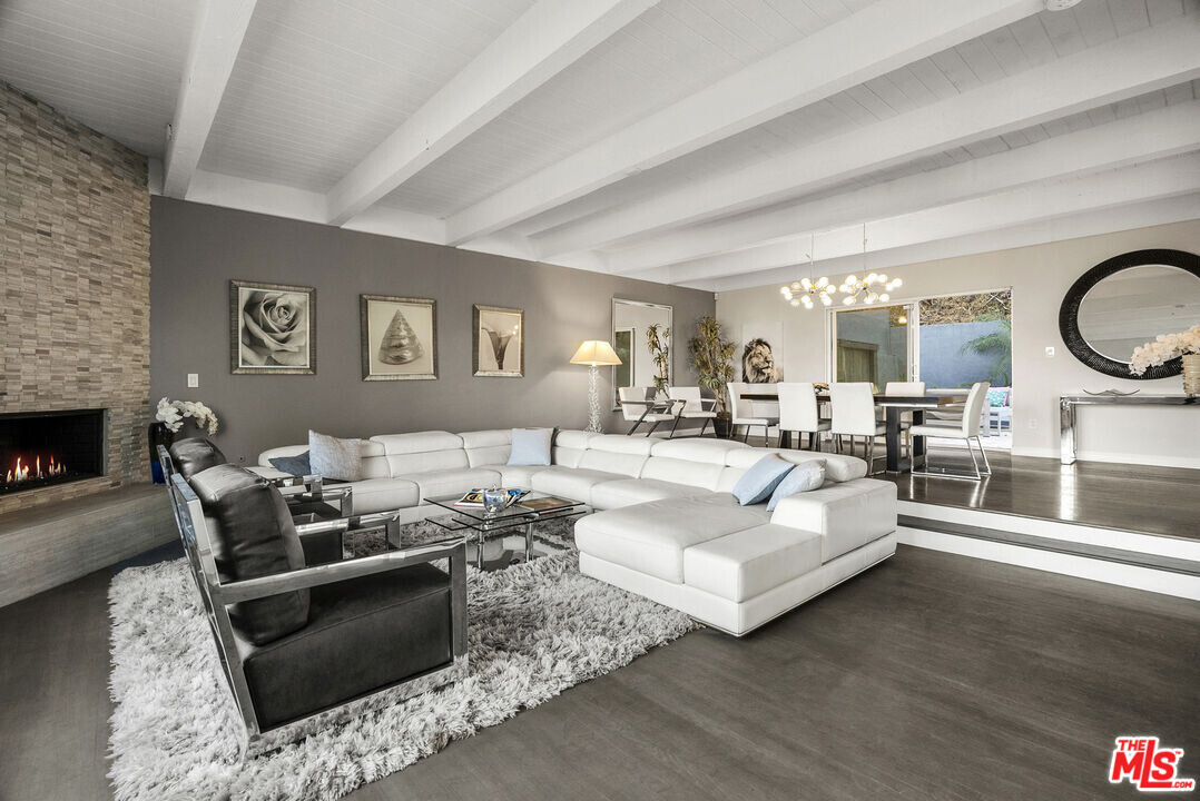 7346 PACIFIC VIEW Dr in Los Angeles, CA - Building Photo