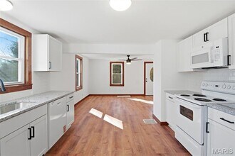 921 Vine St in Collinsville, IL - Foto de edificio - Building Photo