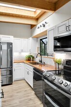 8240 S 114th St in Seattle, WA - Foto de edificio - Building Photo