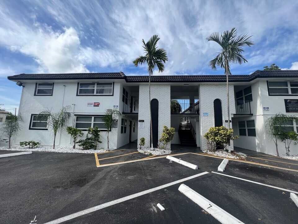2500 Johnson Street in Hollywood, FL - Foto de edificio