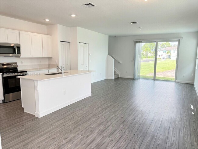 551 Rivergrass St in Port St. Lucie, FL - Building Photo - Building Photo