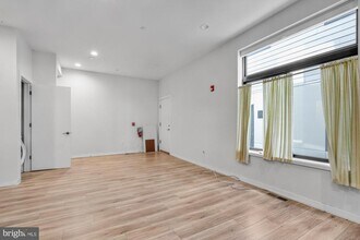 385 Martin St in Philadelphia, PA - Building Photo - Building Photo