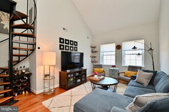 3080 S Abingdon St-Unit -C2 in Arlington, VA - Foto de edificio - Building Photo