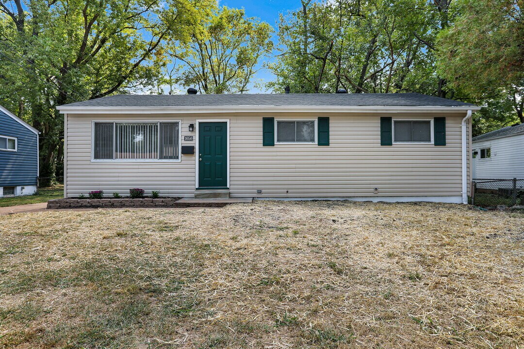 1050 Ozment Dr in Florissant, MO - Foto de edificio