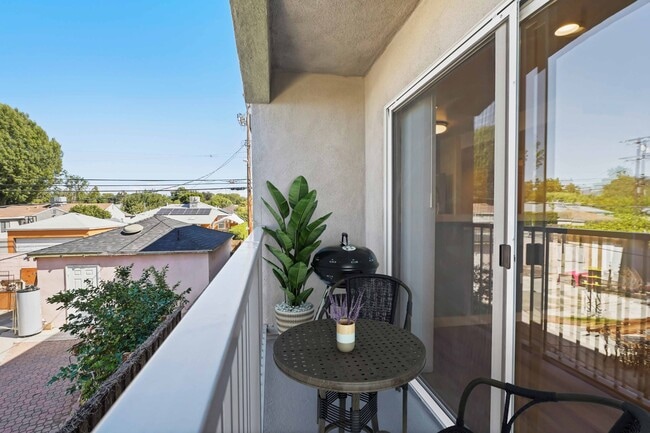 6534 Balboa Blvd in Los Angeles, CA - Building Photo - Building Photo