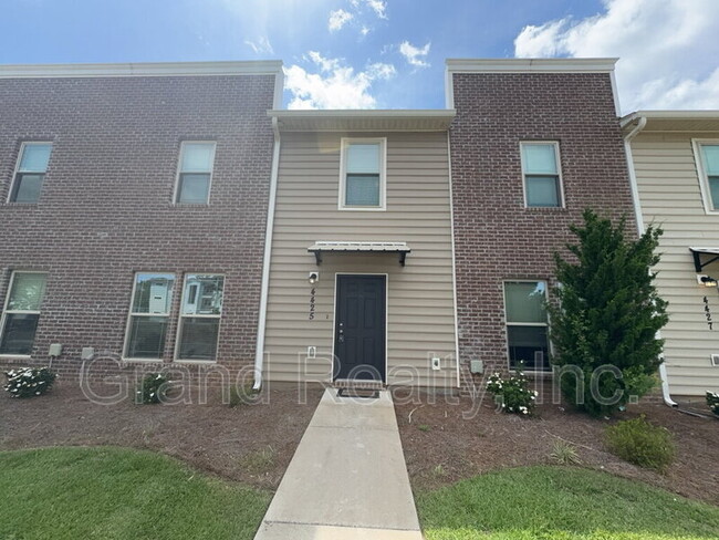 property at 4425 Village Oak Ln