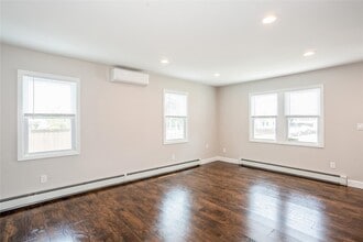 39 Bay Shore Ave in Bay Shore, NY - Building Photo - Building Photo