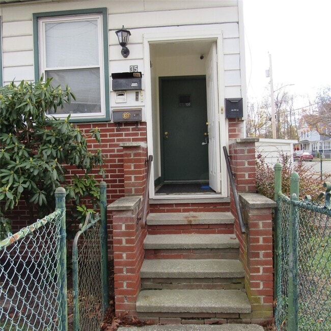 35 Taylor Ave in Poughkeepsie, NY - Building Photo - Building Photo