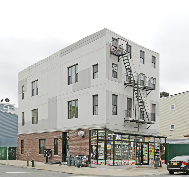 318 Evergreen Ave in Brooklyn, NY - Building Photo