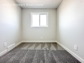 27 Heirloom Blvd SE in Calgary, AB - Building Photo - Building Photo