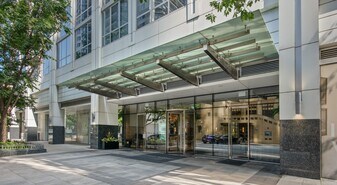 2 W Delaware Pl in Chicago, IL - Building Photo