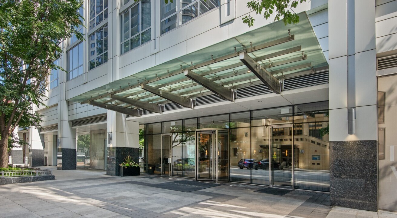 2 W Delaware Pl in Chicago, IL - Building Photo