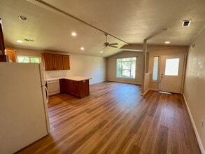 2524 Parkwood Village Ln in Central Point, OR - Building Photo - Building Photo