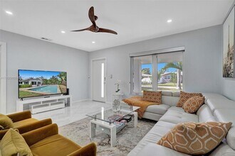 5230 NE 20th Ave in Fort Lauderdale, FL - Foto de edificio - Building Photo