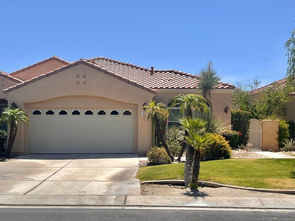 18 Vía Bella in Rancho Mirage, CA - Building Photo