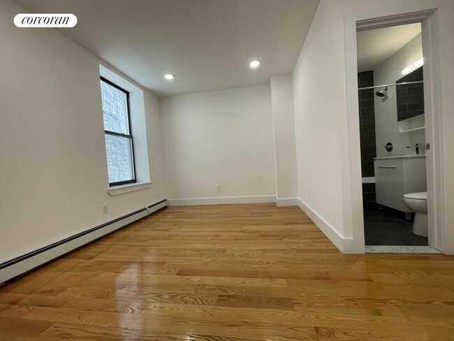 506 Manhattan Ave in New York, NY - Building Photo - Building Photo