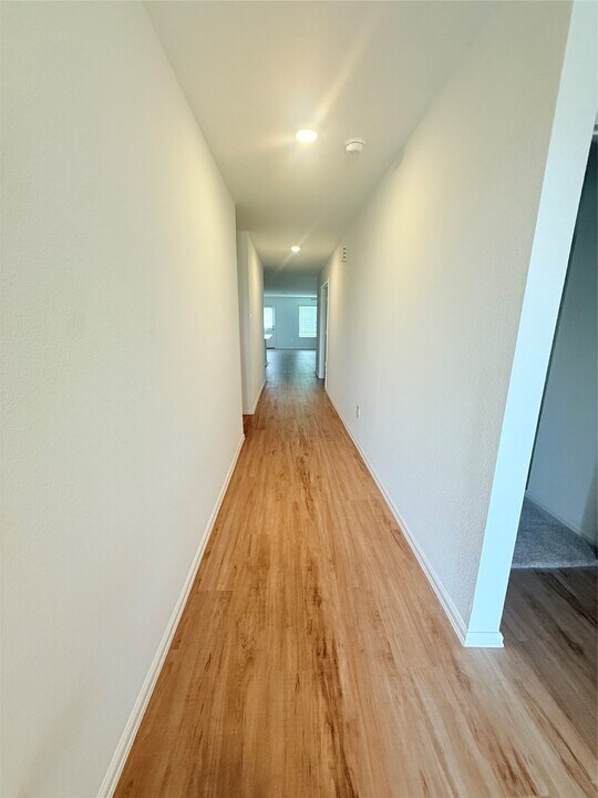 702 Pleasant Pt Dr in Beasley, TX - Building Photo