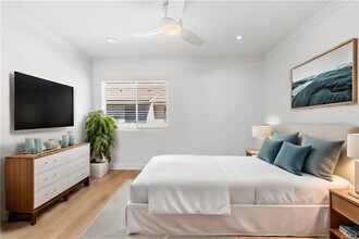 12390 Chandler Blvd in Los Angeles, CA - Building Photo - Building Photo