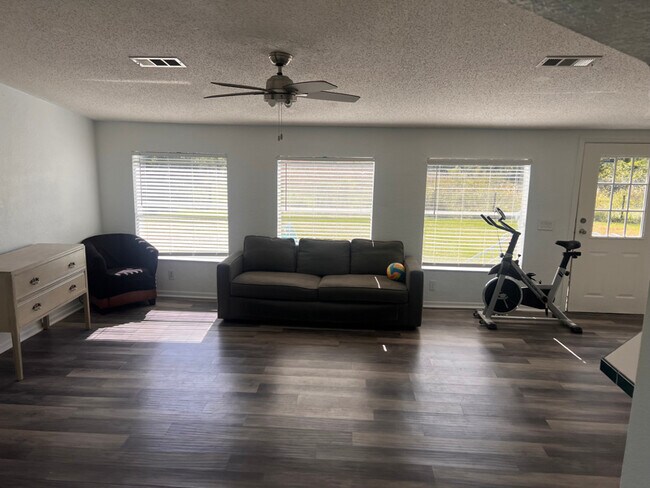 9907 FL-78 in Moore Haven, FL - Foto de edificio - Building Photo