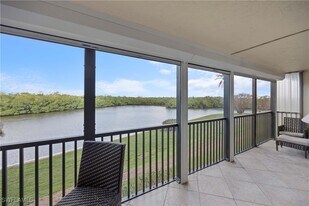 15 Bluebill Ave in Naples, FL - Building Photo