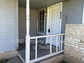 608 Greenlawn Blvd in Round Rock, TX - Building Photo - Building Photo