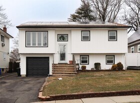 642 6th Ave W in East Northport, NY - Building Photo