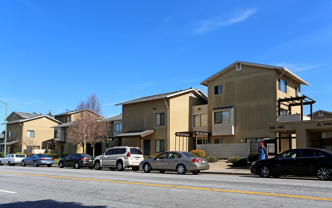 Town Center and Courtyards at Acorn in Oakland, CA - Building Photo