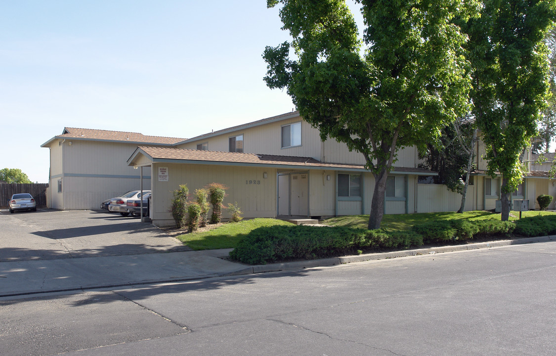 1923 Shadow Brook Dr in Merced, CA - Building Photo