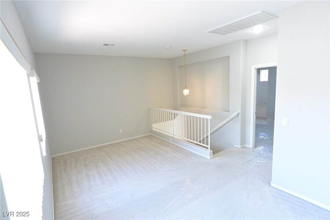10412 Sloping Hill Ave in Las Vegas, NV - Building Photo