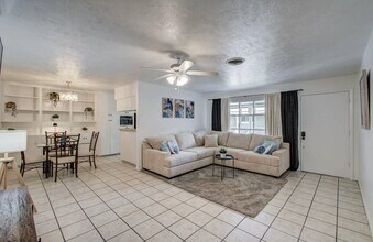 5542 Holly St in Houston, TX - Building Photo - Building Photo