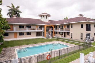 64 Isle of Venice Dr in Fort Lauderdale, FL - Building Photo - Building Photo