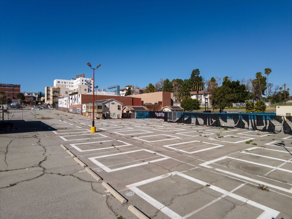 Enlightenment Plaza in Los Angeles, CA - Building Photo