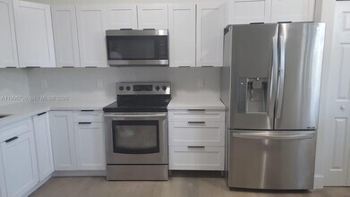 571 SE 37th Pl in Homestead, FL - Building Photo - Building Photo