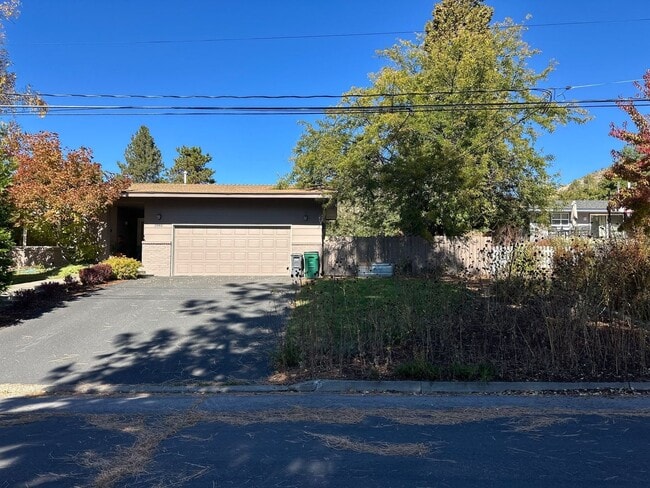 1985 Benson Ave in Klamath Falls, OR - Building Photo - Building Photo