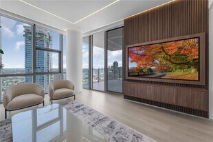 851 NE 1st Ave in Miami, FL - Building Photo