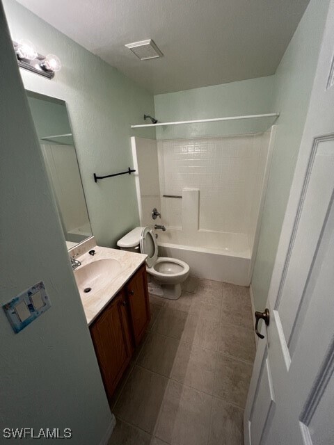 15091 Hawks Shadow Dr in Ft. Myers, FL - Building Photo