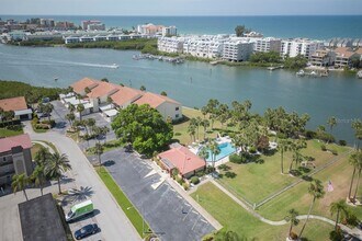 10216 Regal Dr in Largo, FL - Building Photo - Building Photo