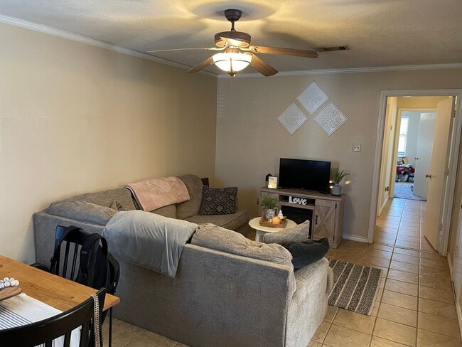 AVAILABLE FOR AUGUST PRE-LEASE Charming 3  in College Station, TX - Building Photo - Building Photo