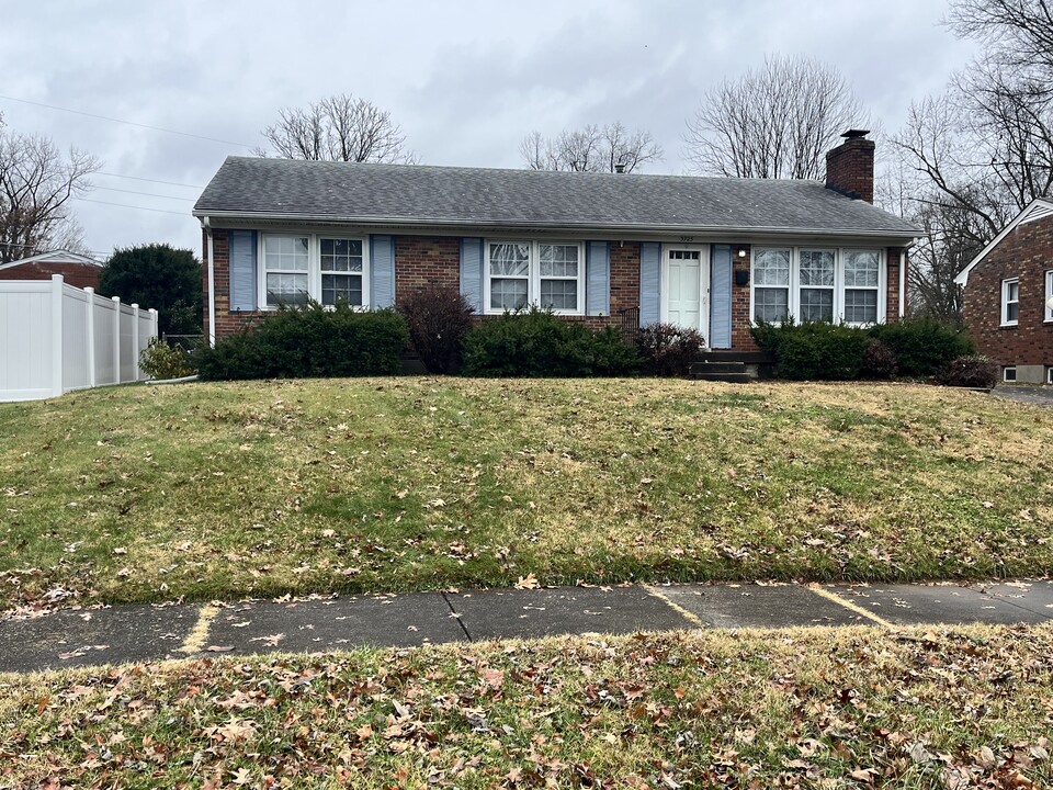 3925 Layside Dr in Louisville, KY - Building Photo