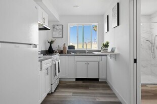 2837 San Marino St in Los Angeles, CA - Building Photo