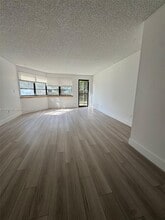 20860 San Simeon Way in Miami, FL - Building Photo - Building Photo